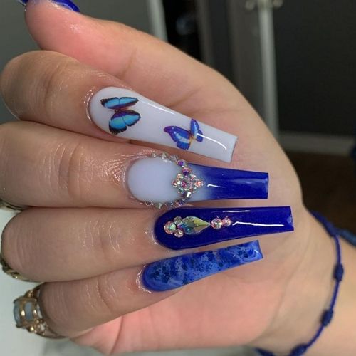 long coffin nails that combine blue and white colors