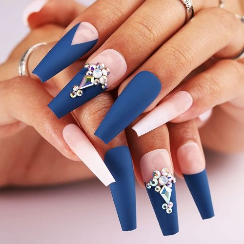 long coffin nails with blue and white elements and rhinestones
